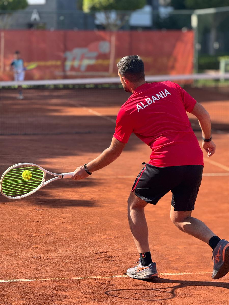 Backhand in Albania colours on clay